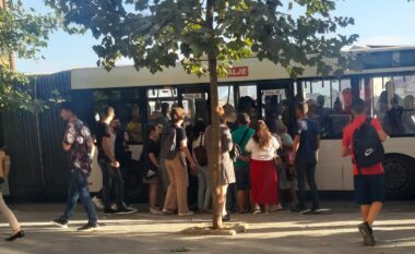 Nuk u kompensuan pas rritjes së çmimit të naftës/ Transporti publik reduktohet me 40% në të gjithë Shqipërinë, qytetarët përballen me pritje dhe vonesa në stacione