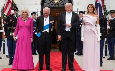 Menu luksoze dhe batuta/ Darka e Trump në Shtëpinë e Bardhë për nder të Mbretit Charles, plot me mesazhe politike dhe humor