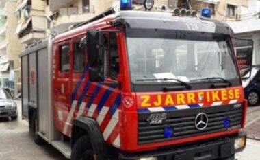 Zjarr në katin e pestë të një pallati në Tiranë, shërbimet zjarrfikëse ndërhynë për shuarjen e flakëve
