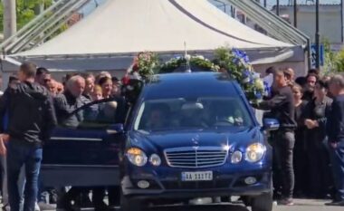 Pamje të trishta pas tragjedisë në Durrës, familjarët përcjellin në banesën e fundit dy fëmijët që humbën jetën (VIDEO)