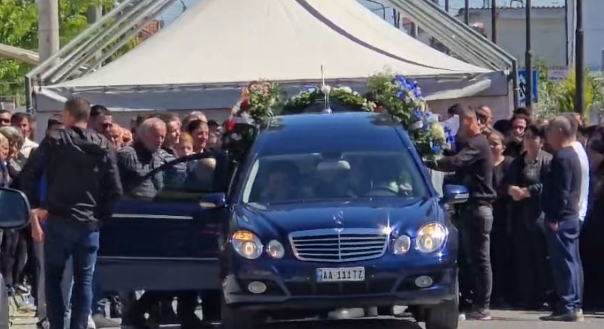 Pamje të trishta pas tragjedisë në Durrës, familjarët përcjellin në banesën e fundit dy fëmijët që humbën jetën (VIDEO)