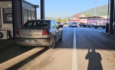Qytetarët nga Kosova shijojnë fundjavën në bregdetin shqiptar, rriten lëvizjet në pikën kufitare të Morinës
