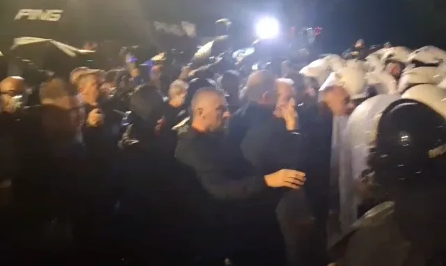 Protesta e opozitës  Bledion Nallbati përplaset fizikisht me efektivët  Kujdes se një ditë do të të zbulohet maska