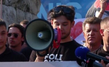 ‘Ne jemi bashkë!’ Nis protesta studentore në Tiranë në mbrojtje të studentëve shqiptarë në RMV: O sa mirë me qenë shqiptarë
