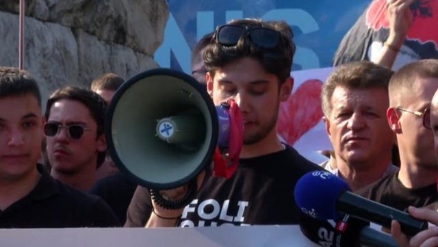  Ne jemi bashkë   Nis protesta studentore në Tiranë në mbrojtje të studentëve shqiptarë në RMV  O sa mirë me qenë shqiptarë
