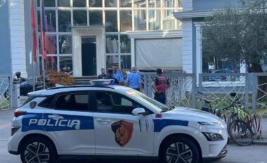 Zjarri në Drejtorinë e Tiranës/ Policia: Shkak u bë një shkëndije elektrike, zjarri është fikur në një kohë të shkurtër