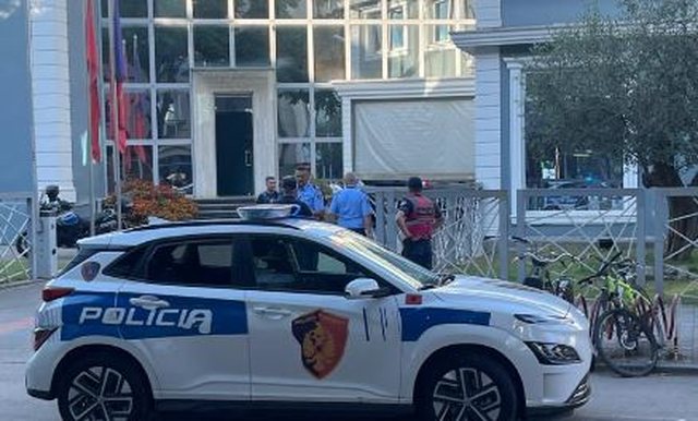 Zjarri në Drejtorinë e Tiranës/ Policia: Shkak u bë një shkëndije elektrike, zjarri është fikur në një kohë të shkurtër