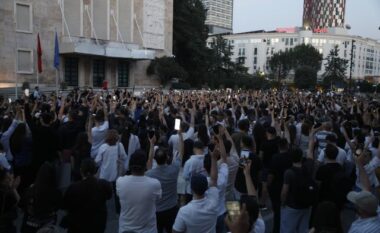Protesta kundër ndërtimeve në Zvërnec, qytetarët zhvendosen te Kryeministria: Duam dorëheqje