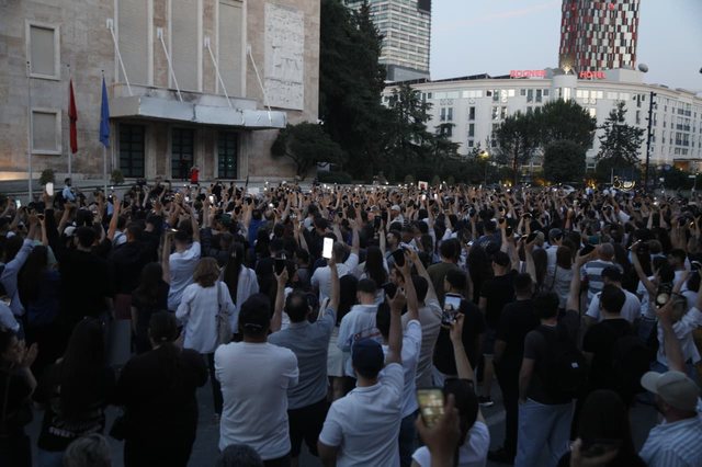 Protesta kundër ndërtimeve në Zvërnec  qytetarët zhvendosen te Kryeministria  Duam dorëheqje