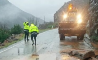 Rrëshqitje gurësh në Burrel-Skuraj, bllokohet një krah i rrugës, rrezik për shoferët