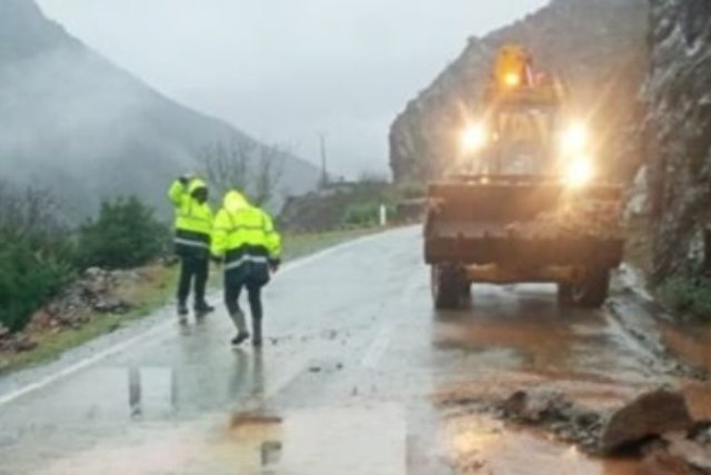 Rrëshqitje gurësh në Burrel-Skuraj, bllokohet një krah i rrugës, rrezik për shoferët