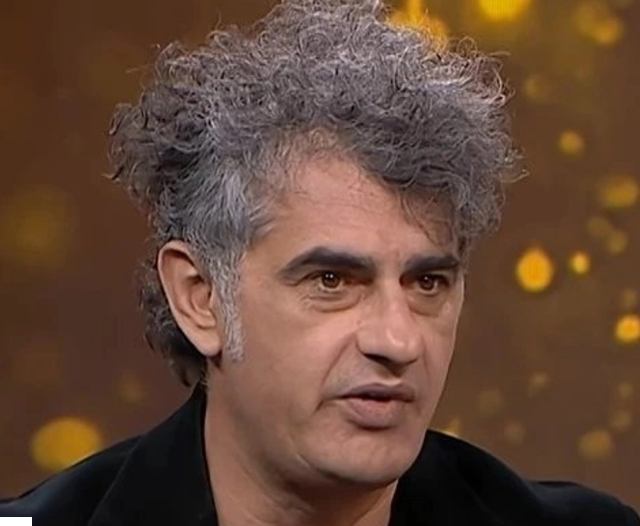 klodit-nuk-i-del-inati-me-mozen-pas-daljes-nga-ferma-vip-aty-brenda-ka-dinozaur-armiku-im-kryesor
