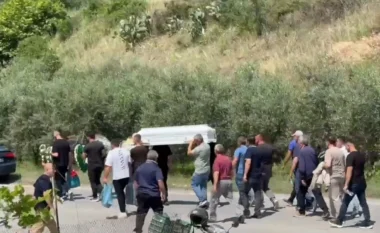 VIDEO/ U përplas për vdekje nga regjisori Petri Bozo, 7-vjeçari përcillet mes lotësh e dhimbjes për në banesën e fundit