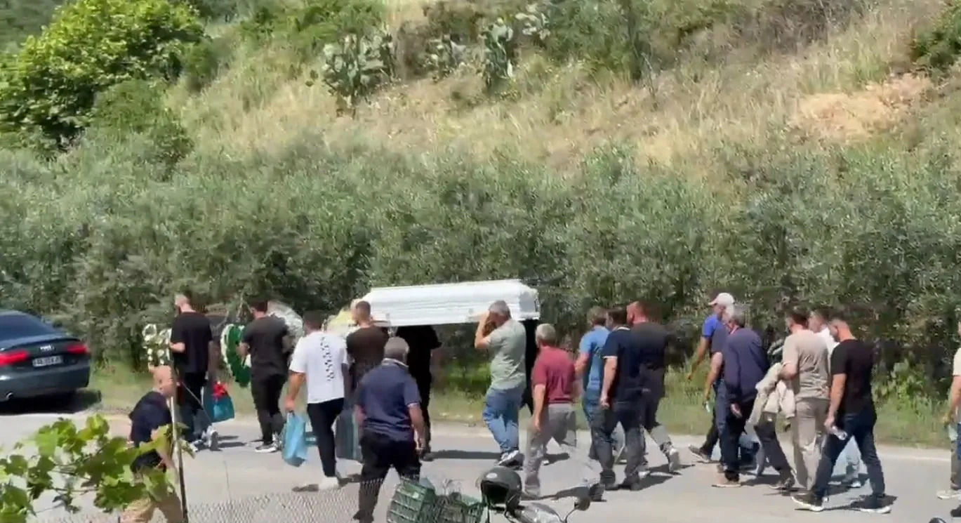 VIDEO  U përplas për vdekje nga regjisori Petri Bozo  7 vjeçari përcillet për në banesën e fundit