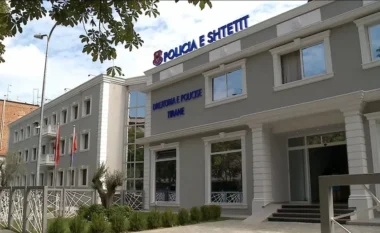 Përfshihet nga zjarri Drejtoria e Policisë në Tiranë, ambulanca në vendngjarje, ja për çfarë dyshohet