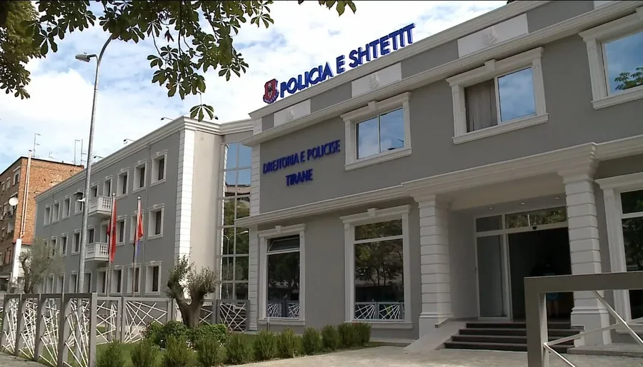 Përfshihet nga zjarri Drejtoria e Policisë në Tiranë, ambulanca në vendngjarje, ja për çfarë dyshohet