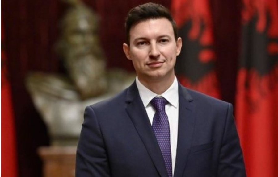 Mbështeti studentët dhe kërkoi të drejtat e shqiptarëve në Maqedoni  raportohet se ambasadori Denion Meidani është liruar nga detyra