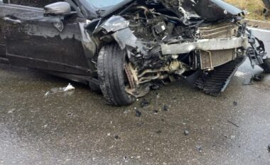 Aksident i rëndë në  Tiranë, dy automjete përplasen “kokë më kokë”! Mbetet e lënduar një grua shtatzënë dhe disa fëmijë