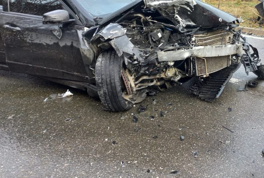 Aksident i rëndë në Tiranë  dy automjete përplasen  kokë më kokë   Mbetet e lënduar një grua shtatzënë dhe disa fëmijë