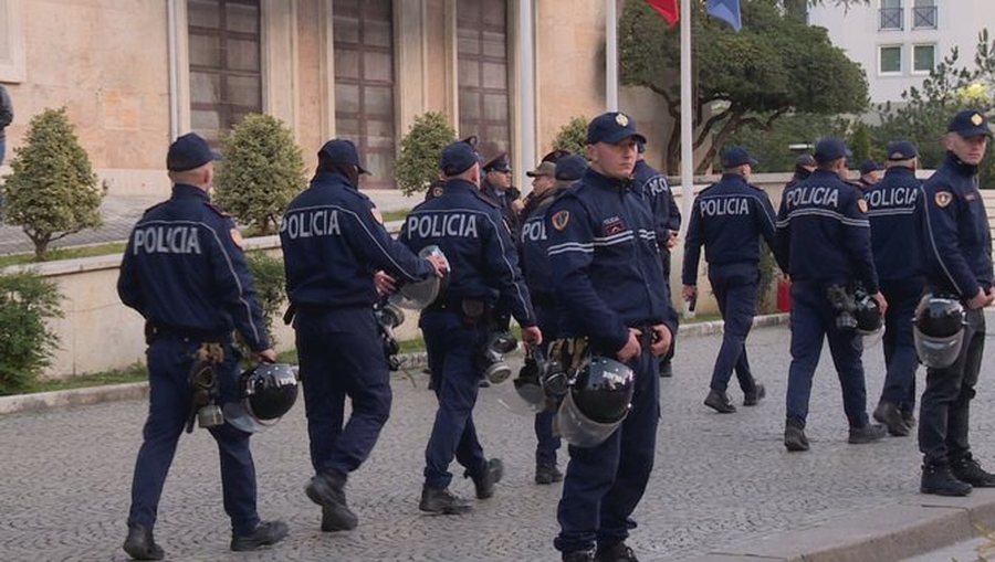 Protesta e PD së   blindohen  institucionet  Mijëra efektivë në terren  policia merr një sërë masash