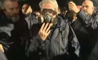“Të q**** r***, do e paguani te Zoti o k*rva”, demokratët i turren Policisë, efektivi shkëputet nga gardhi dhe niset për spital, Berisha qëndron mes truprojave