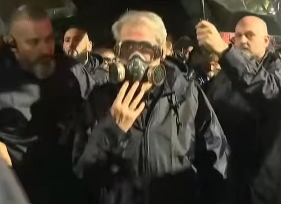  Të q     r     do e paguani te Zoti o k rva   demokratët i turren Policisë  efektivi shkëputet nga gardhi dhe niset për spital  Berisha qëndron mes truprojave