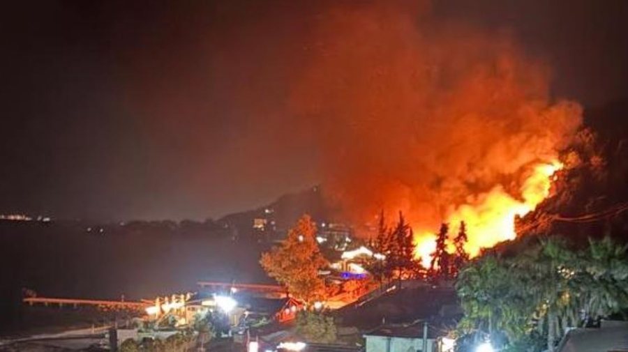 Zjarr i madh në Radhimë  Shkrumbohet një lokal dhe rrezikohen disa hotele e banesa  zjarrfikëset në vendngjarje