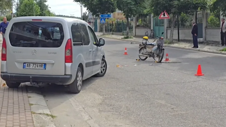 Aksident në aksin Fier Roskovec  makina përplaset me motorin  mbete i lënduar drejtuesi i motomjetit