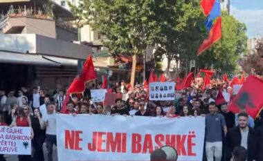 “Nuk dorëzohemi para asnjë politikani gjakprishur!” Studentët e Shkupit ngrenë zërin nga Sheshi Skënderbej: Gjuhën shqipe e kemi amanet, s’marrim leje për ta përdorur
