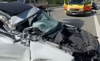 Aksident i rëndë te Rruga e Kombit/ Makina me targa të Kosovës përplaset me kamionçinën, 4 të plagosur