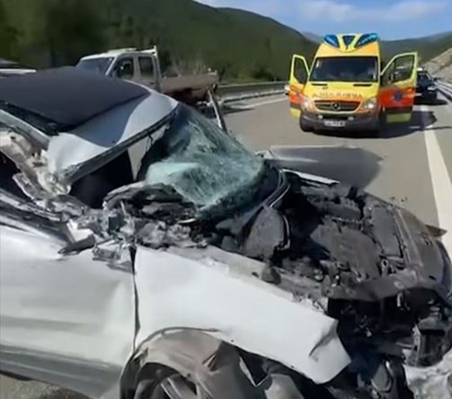 Aksident i rëndë te Rruga e Kombit  Makina me targa të Kosovës përplaset me kamionçinën  4 të plagosur