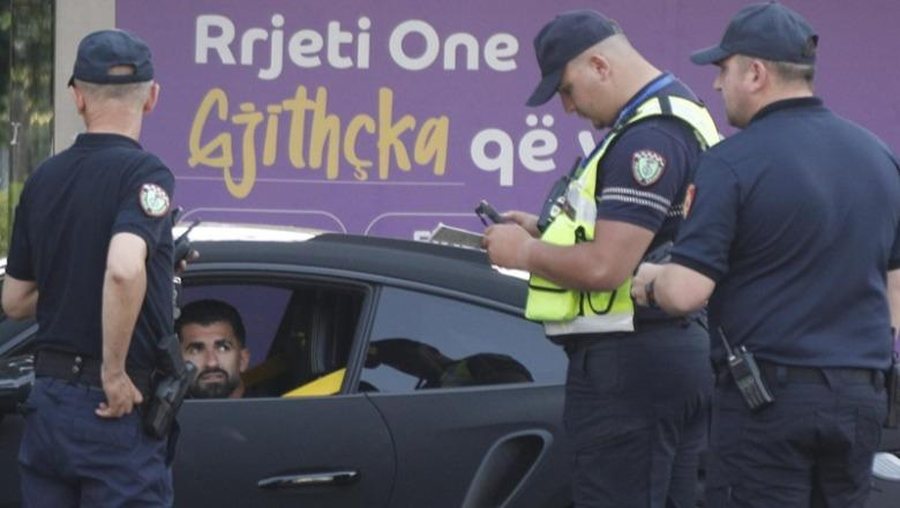 Elseid Hysaj në telashe me Policinë, efektivët “gardh” para mjetit të tij luksoz, çfarë ndodhi në Tiranë me futbollistin