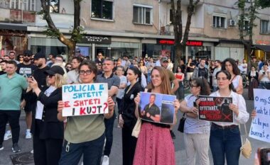 Incidentet në Zvërnec, qytetarët mblidhen para Policisë së Shtetit dhe Ministrisë së Brendshme