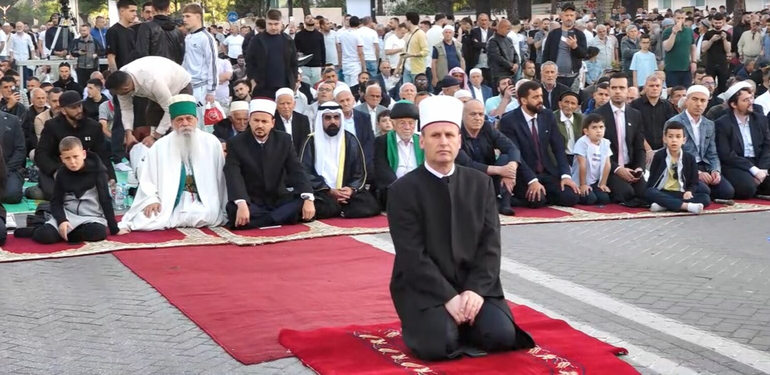 Kurban Bajrami/ Mijëra besimtarë falen në sheshin Skënderbej, kreu i KMSH: Të jetojmë me dinjitet e respekt ndaj njëri-tjetrit