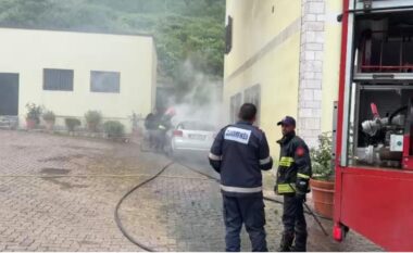 Përfshihet nga flakët automjeti i parkuar në Dioqezën e Lezhës