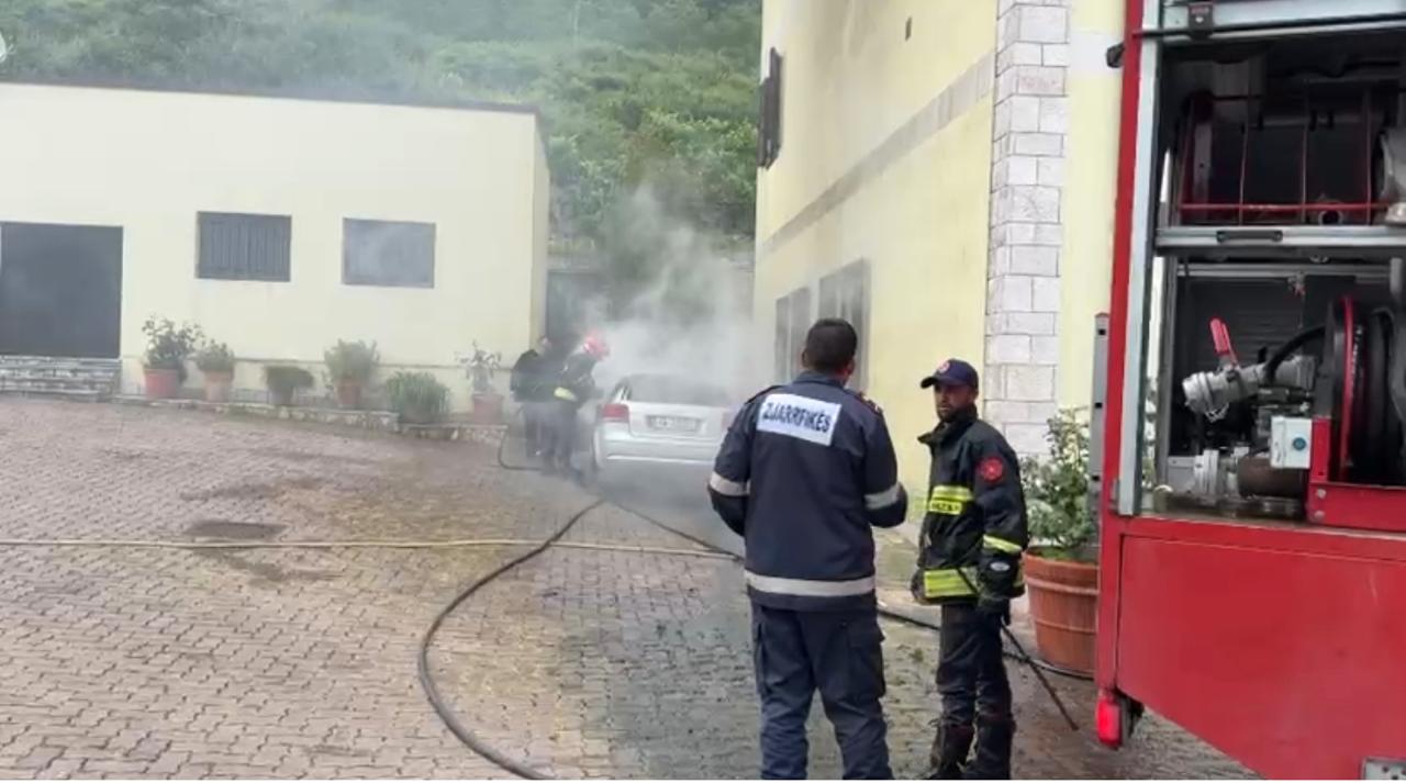 Përfshihet nga flakët automjeti i parkuar në Dioqezën e Lezhës