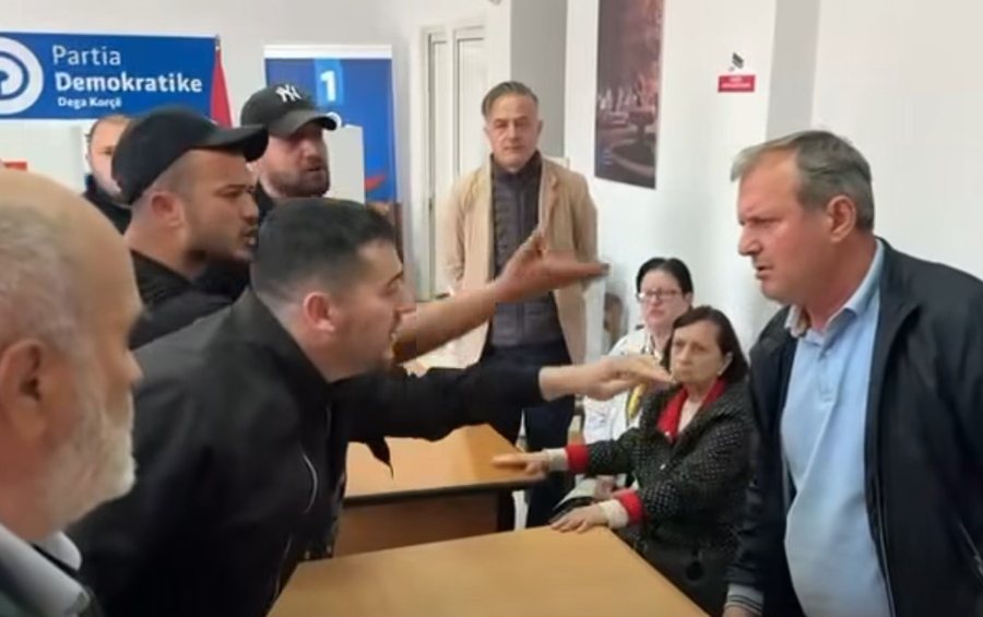 VIDEO/ Plas sherri në Korçë mes demokratëve, përfshihet edhe deputeti Fidel Kreka