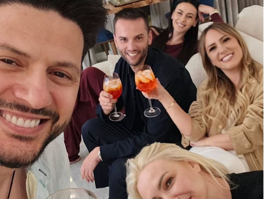  Rivalë  në ekran por miq për kokë  Ermal Mamaqi  Arbana Osmani dhe Xhemi Shehu festojnë sot 22 vite miqësi