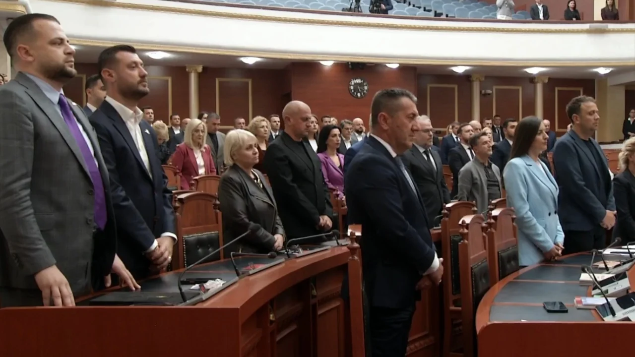 Aksidenti tragjik me dy viktima në Durrës, seanca plenare nis me një minutë heshtje