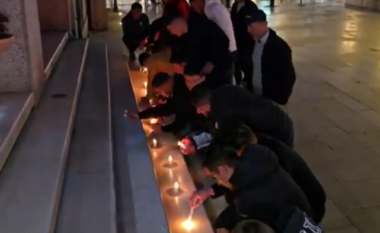 Aksidenti tragjik në Durrës/ Të afërmit të dy fëmijëve që humbën jetën, ndezin qirinj para Bashkisë Durrës në shenjë proteste