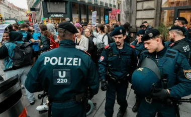 Protesta kundër pjesëmarrjes së Izraelit në Festivalin e Këngës në Eurovision/ Policia e Vienës merr masa