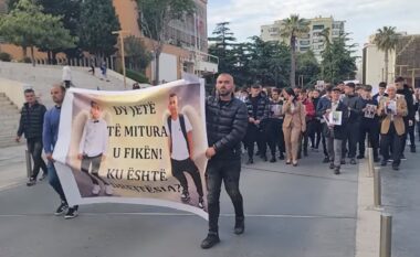 Qytetarët e Durrësit protestojnë me marshim zie për humbjen e jetës së dy fëmijëve në aksident: Dy jetë u fikën, duam siguri!