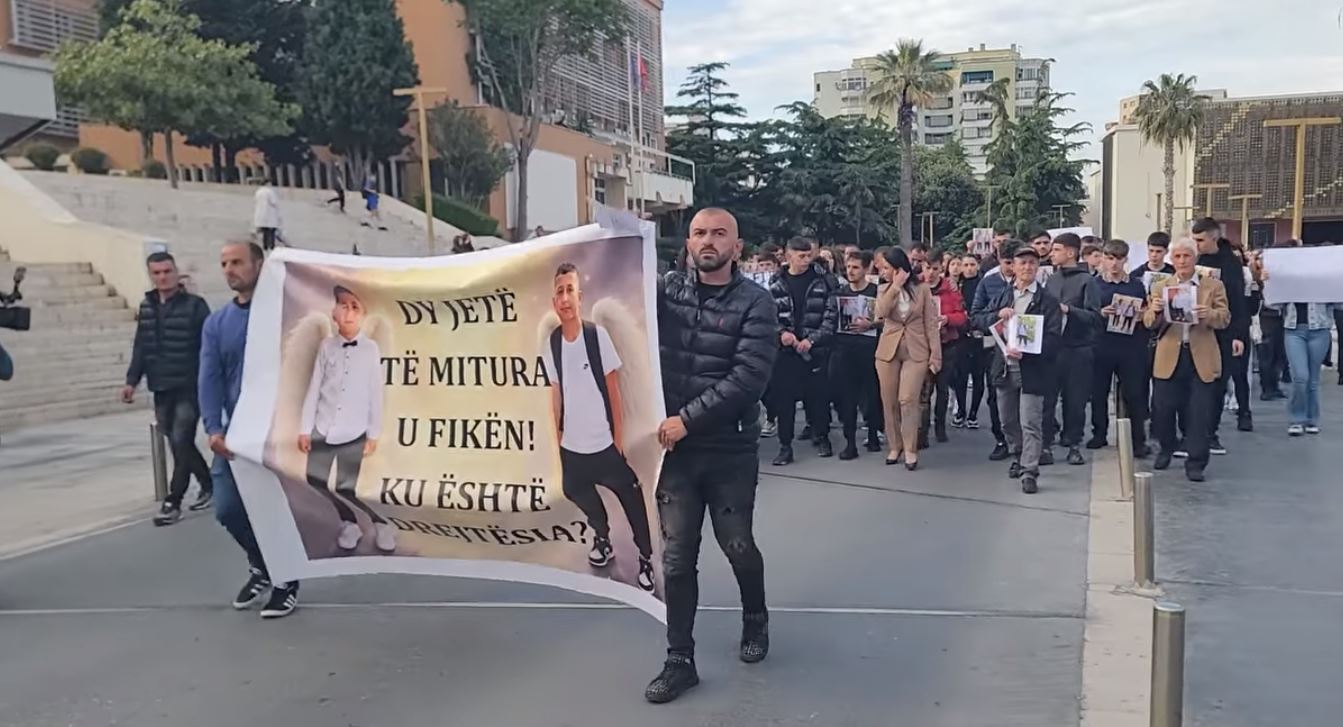 Qytetarët e Durrësit protestojnë me marshim zie për humbjen e jetës së dy fëmijëve në aksident  Dy jetë u fikën  duam siguri 