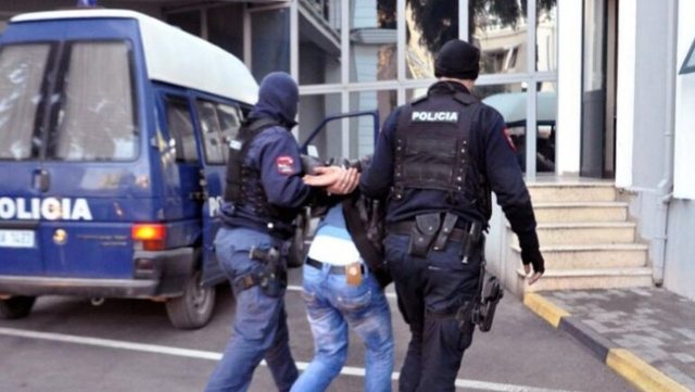 Pjesë e grupit kriminal të Niklës i drejtuar nga Marklen Haka, arrestohet Aurel Deliu/ Sfidoi efektivët me armë, mbante stemë policie dhe mijëra euro