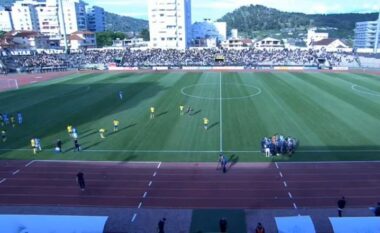 Kaos në “Elbasan Arena”/ Tirana në avantazh 0-2, ndeshja ndërpritet pas hedhjes së sendeve dhe lëndëve plasëse