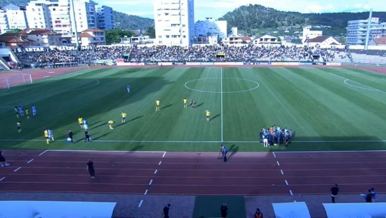 Kaos në “Elbasan Arena”/ Tirana në avantazh 0-2, ndeshja ndërpritet pas hedhjes së sendeve dhe lëndëve plasëse