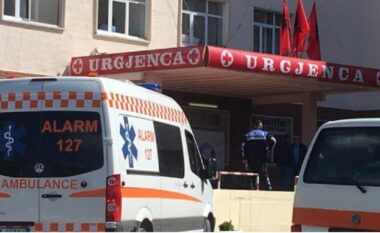 Makina merr para motomjetin në Vlorë, përfundon në spital një person