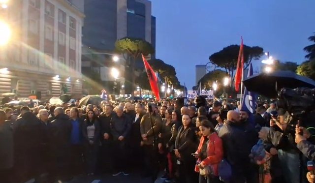 “Sulm me gurë dhe molotovë”, Balla ngre akuza: PD duhet të japë përgjigje për të huajt në protestë