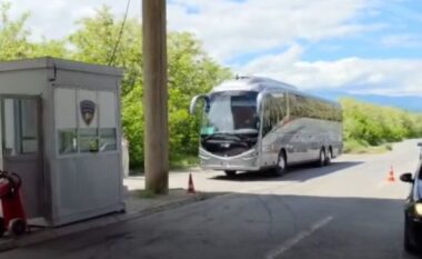 Protestë për gjuhën shqipe në RMV, policia kufitare e Bllatës ndalon autobusin me studentët shqiptarë