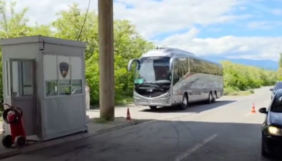 Protestë për gjuhën shqipe në RMV  policia kufitare e Bllatës ndalon autobusin me studentët shqiptarë
